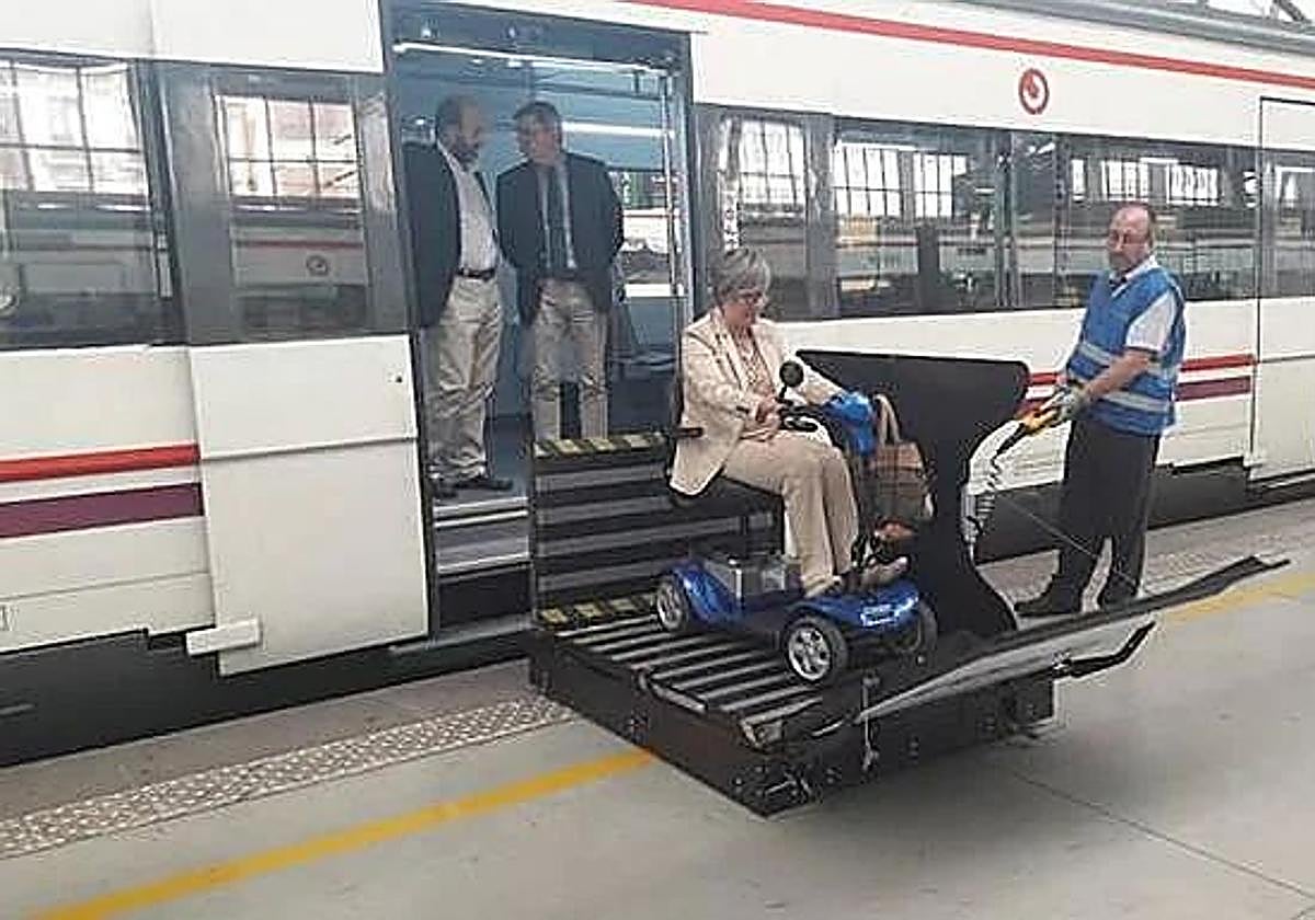 Maria Luisa Goikoetxea utilizando la plataforma que habilitaron para ella en las estaciones de Orduña y Abando.