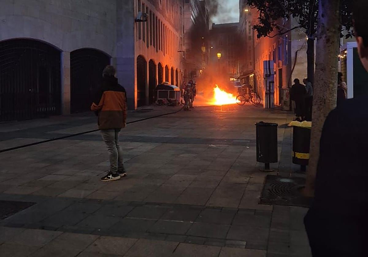 Arde un contenedor en la Plaza del Arca de Vitoria