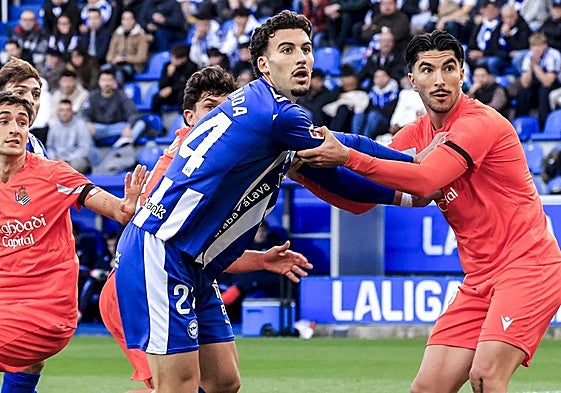 Parada y Soler se agarran en una acción a balón parado del derbi del sábado.