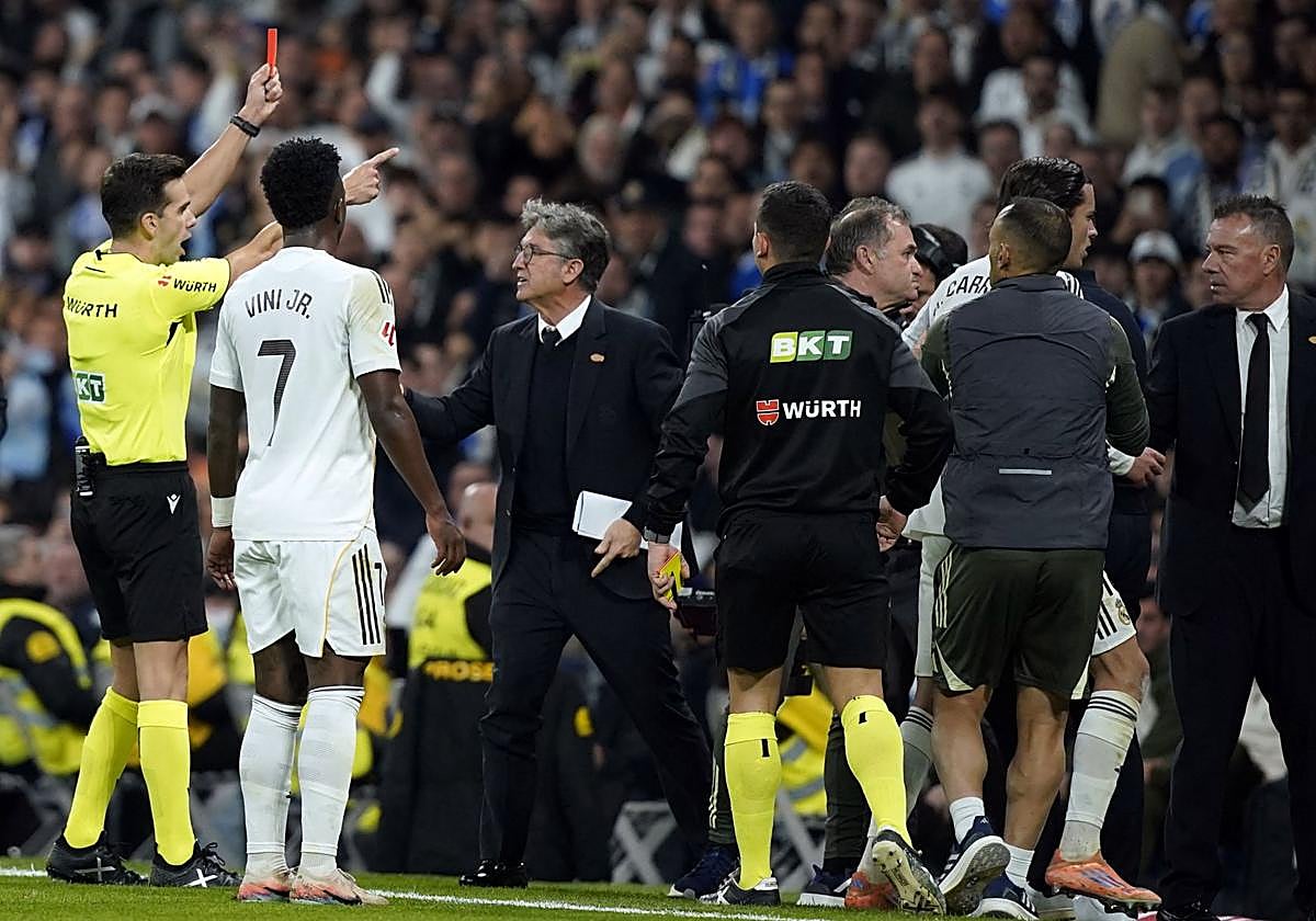 Quintero González muestra una de las tres tarjetas rojas que enseñó al Real Madrid.