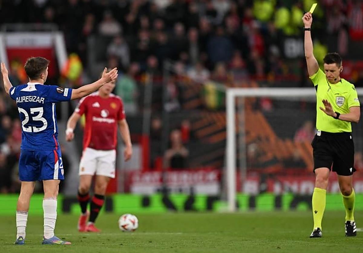 Daniel Siebert muestra una amarilla a Jauregizar en Old Trafford en la vuelta de semifinales de la pasada Europa League