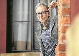 Harkaitz Cano posa antes de presentar su novela 'Silueta' ayer en la Azoka.