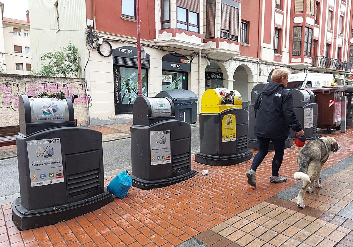 En mayo se colocaron contenedores auxiliares en numerosos puntos del municipio tras registrarse los primeros problemas en la red.