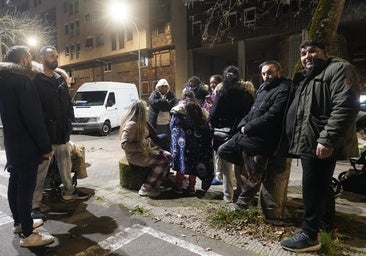 Los vecinos salen a la calle de noche alertados por la sacudida