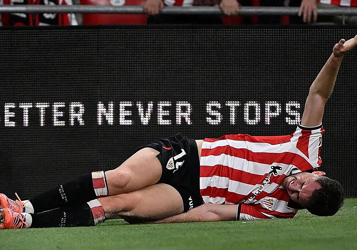 Laporte, dolorido en el césped tras lesionarse el sábado.