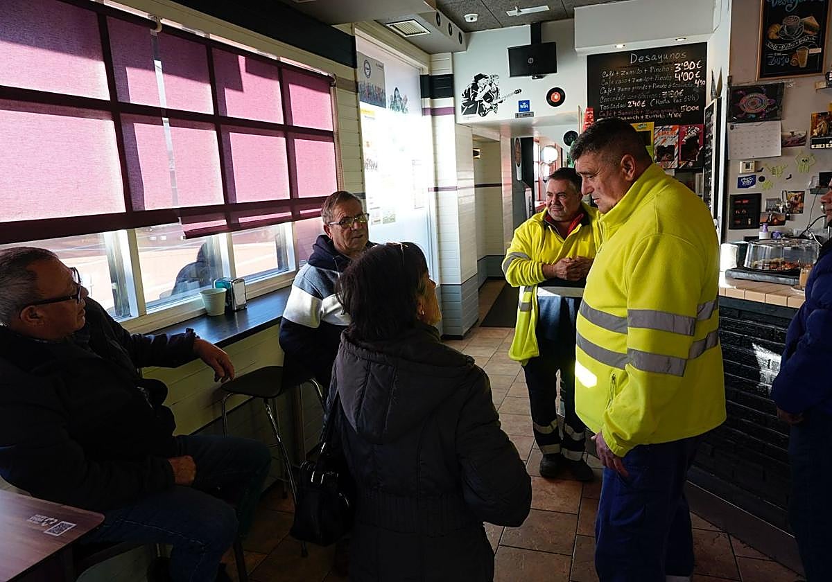 Varios clientes en el bar Bobby's comentan el suceso.