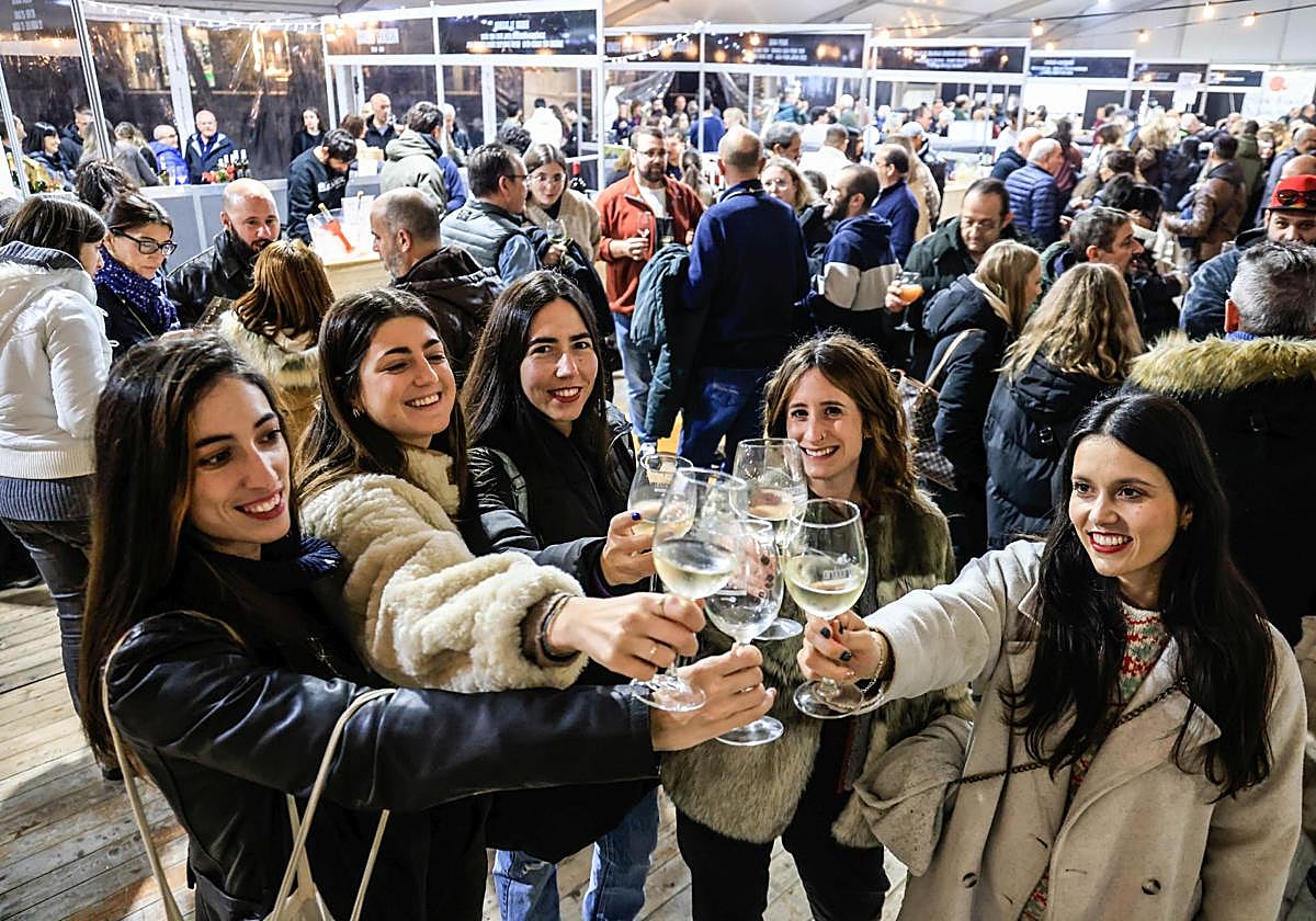 Las carpas de Ardoaraba se han llenado de amantes del vino durante el puente.