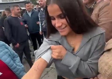 Una joven se tatúa en el brazo la firma de Santiago Abascal | El Correo