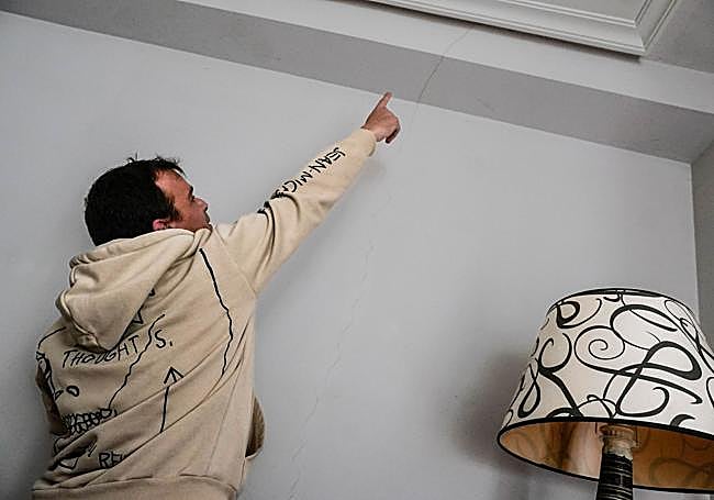 Ander, residente en Nanclares, muestra la grieta en su salón.