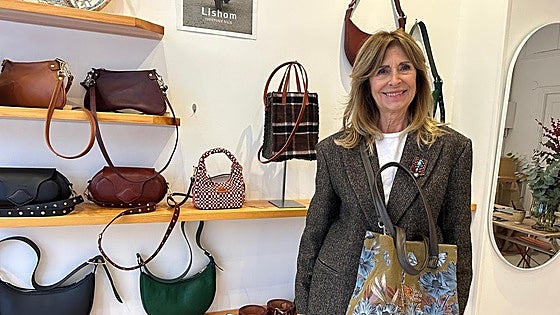 Liliana diseña los bolsos que siempre quiso llevar y los vende en una tienda efímera en Las Arenas