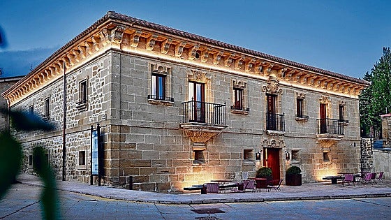 Los Rothschild chocan con las instituciones en el plan para ampliar su hotel en Rioja Alavesa