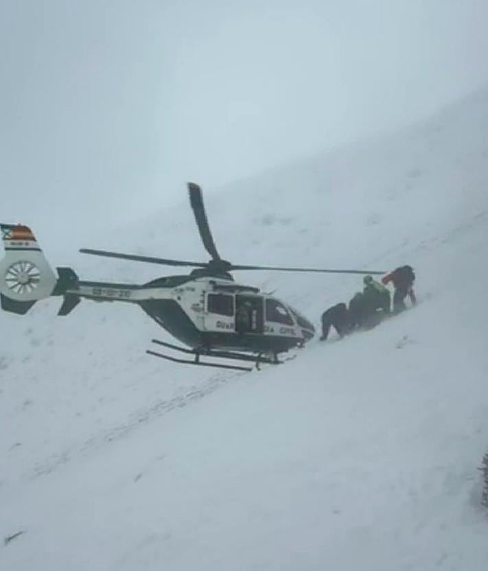 Rescatados dos senderistas arrastrados por una avalancha de nieve en ...