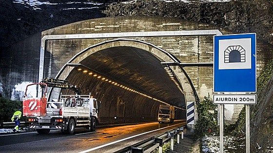 Finalizan las retenciones en los túneles de Aiurdin por la salida de calzada de un vehículo en sentido Vitoria