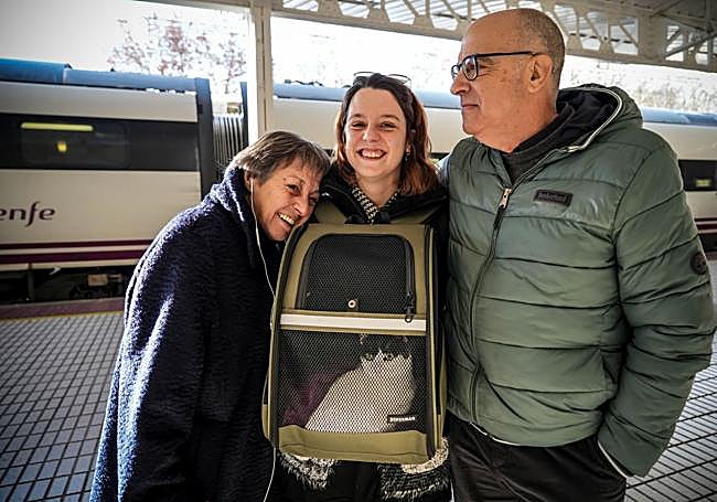 Marta, con su gato Rorro, recibe el beso de su padre en la estación de Dato.