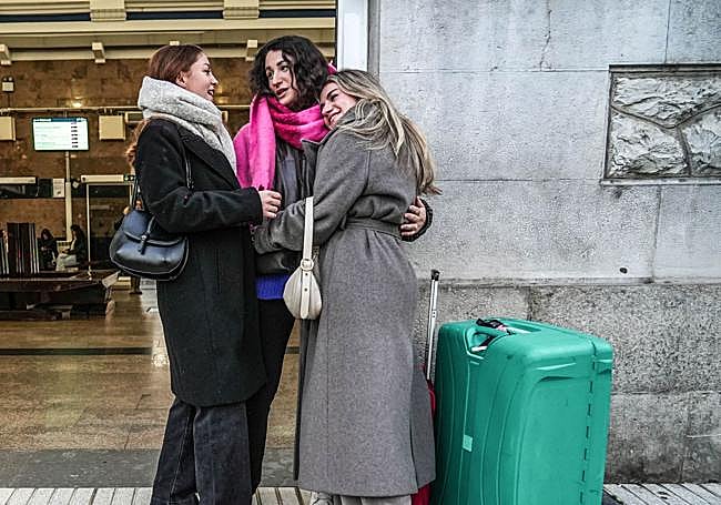 Ane se reencuentra con sus amigas Nerea Revuelta y Mireia Martínez tras un largo viaje en tren.
