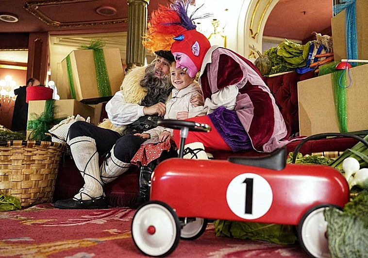 Miles de pequeños susurran a Olentzero sus deseos en la recepción del Arriaga: «He pedido carbón de comer»