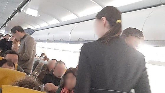 «Han sido tres horas encerrados en el avión... ¡Sin poder bajar!»