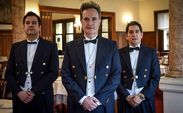 Miguel Esteban, Valentín González y Diego Ventura, jefes de sala de la Sociedad Bilbaína.