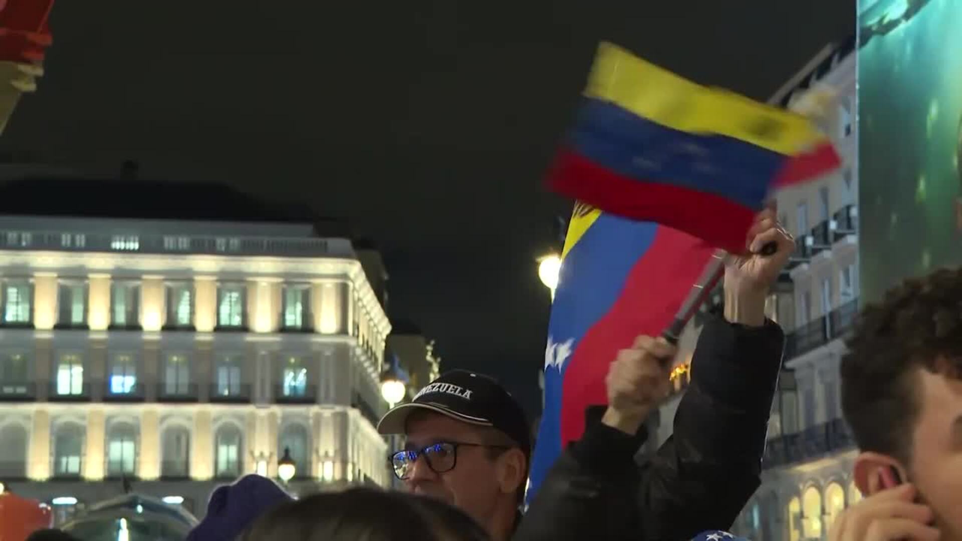 Centenares de venezolanos se concentran en Madrid contra la toma de posesión de Maduro