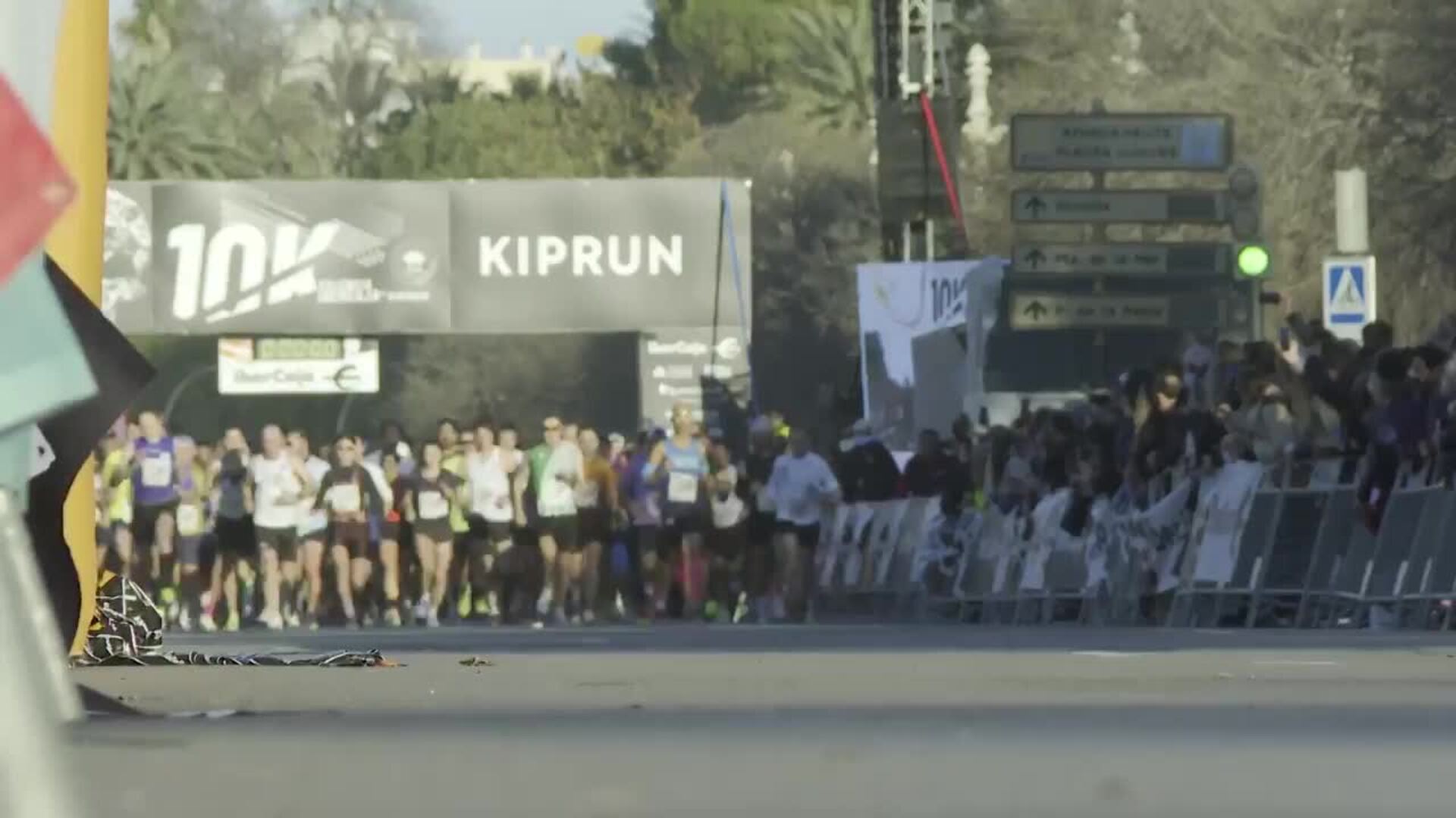 Miles de corredores de todo el mundo corren el 10k de València
