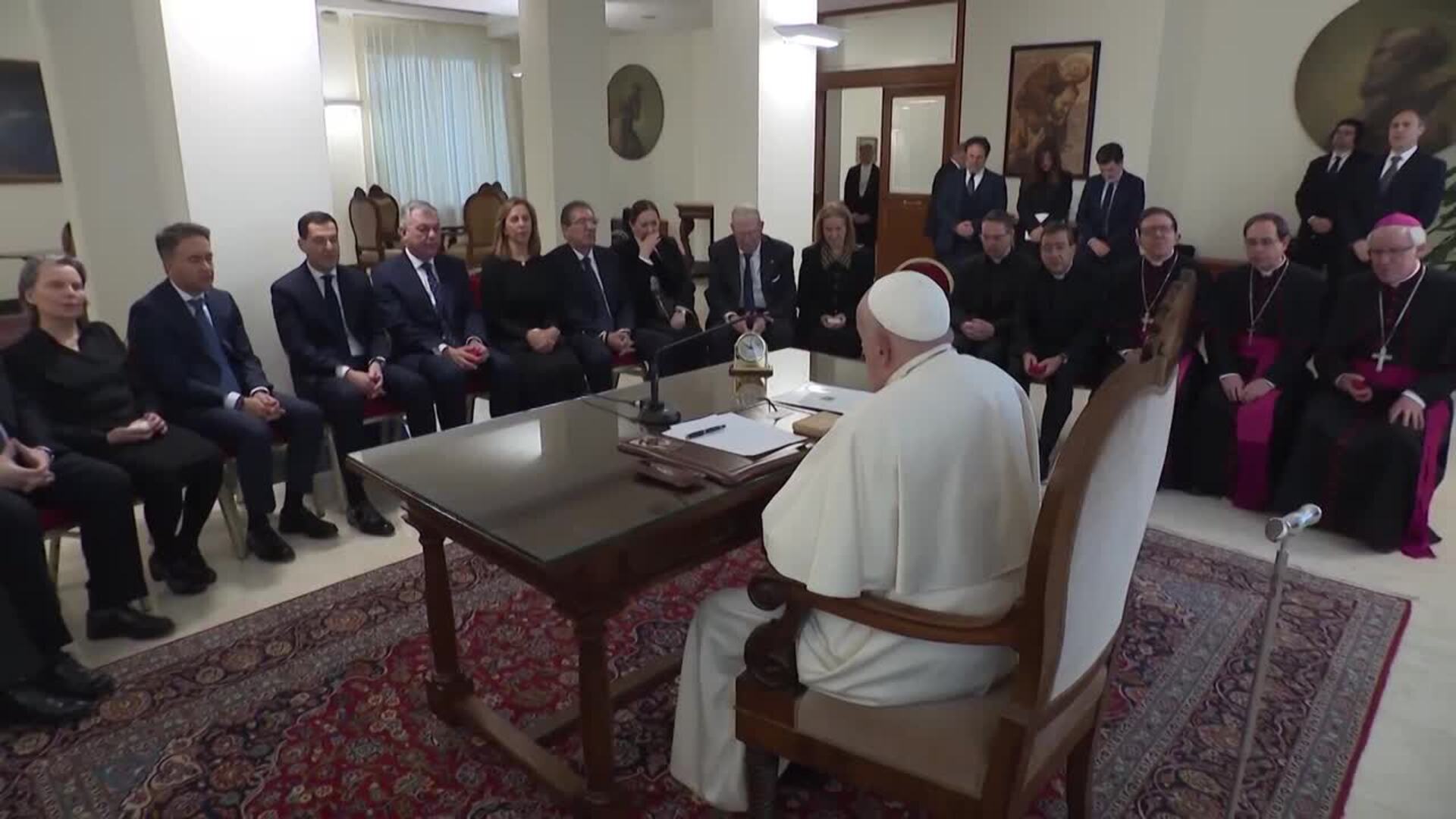 El Papa permanece estable y ya requiere menos asistencia de oxígeno