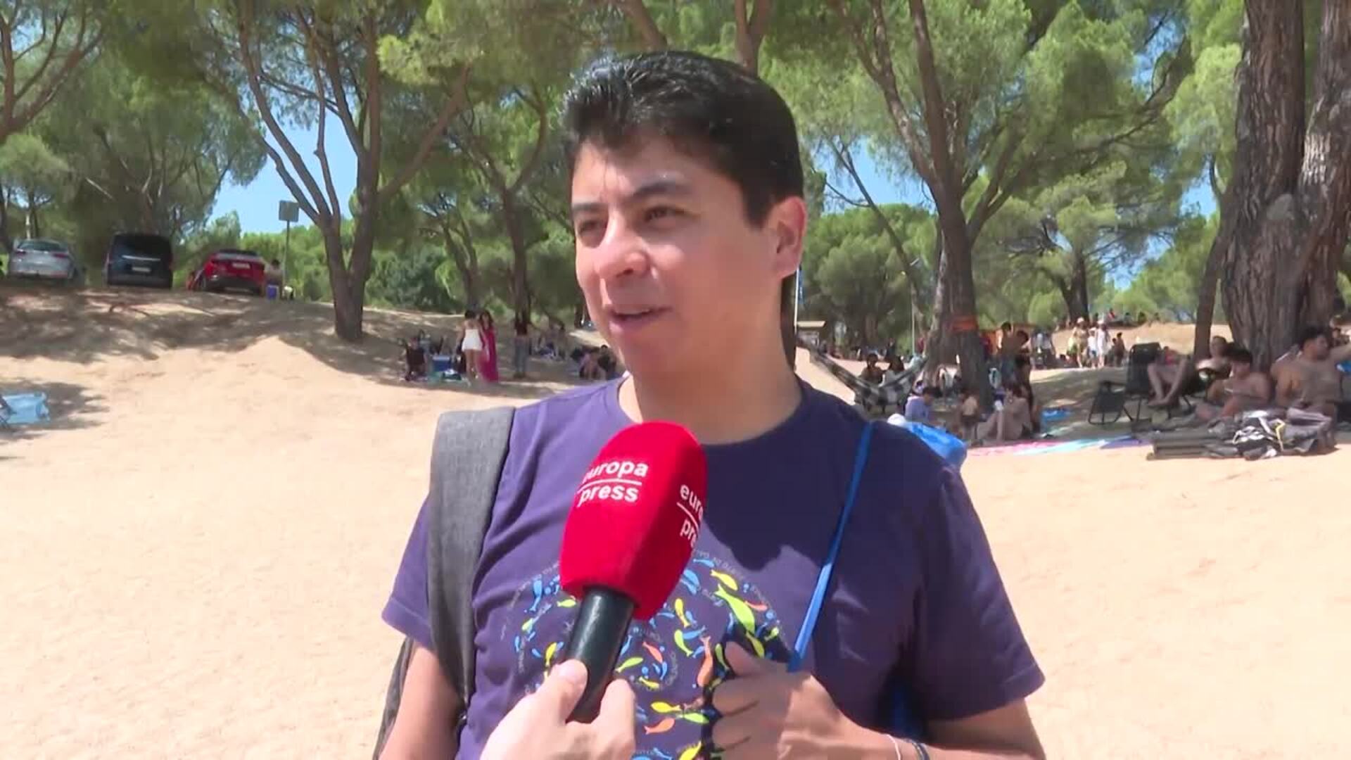 Decenas de ciudadanos eligen acudir al Pantano de San Juan para combatir la ola de calor