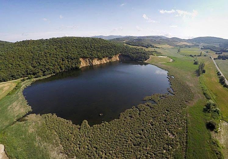 El lago de Caicedo-Yuso es el mayor lago natural de Euskadi. Arriba, estampa tradicional en las salinas de Añana.