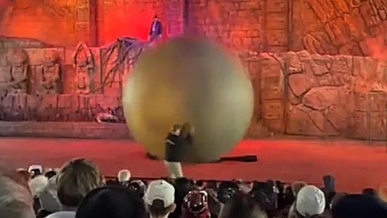 Herido un trabajador de Disney al tratar de frenar una roca de goma de 180 kilos antes de que impactara contra el público