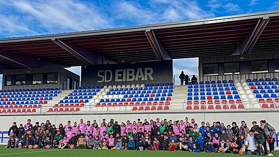 La afición carga de ilusión las maletas del Eibar