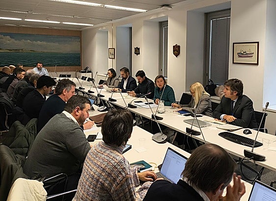 La flota del Cantábrico decide mantener la costera del verdel