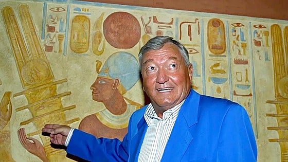Muere a los 90 años Erich von Däniken, el autor que llenó el pasado de extraterrestres