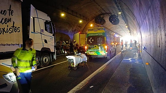 Herida una persona tras un accidente entre un turismo, una furgoneta y un camión en Legutio
