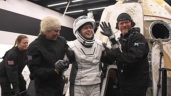Regresa a la Tierra con éxito la cápsula de la NASA que trasladaba a un astronauta enfermo