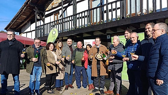 Bizkaia arranca su temporada de sidra en Amorebieta con el tradicional 'txotx'