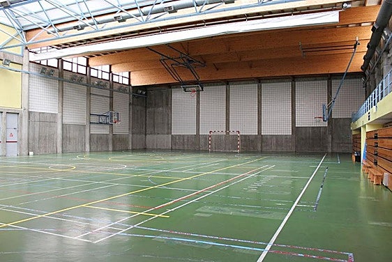 Un herido en una trifulca durante un partido de fútbol en el centro cívico Iparralde