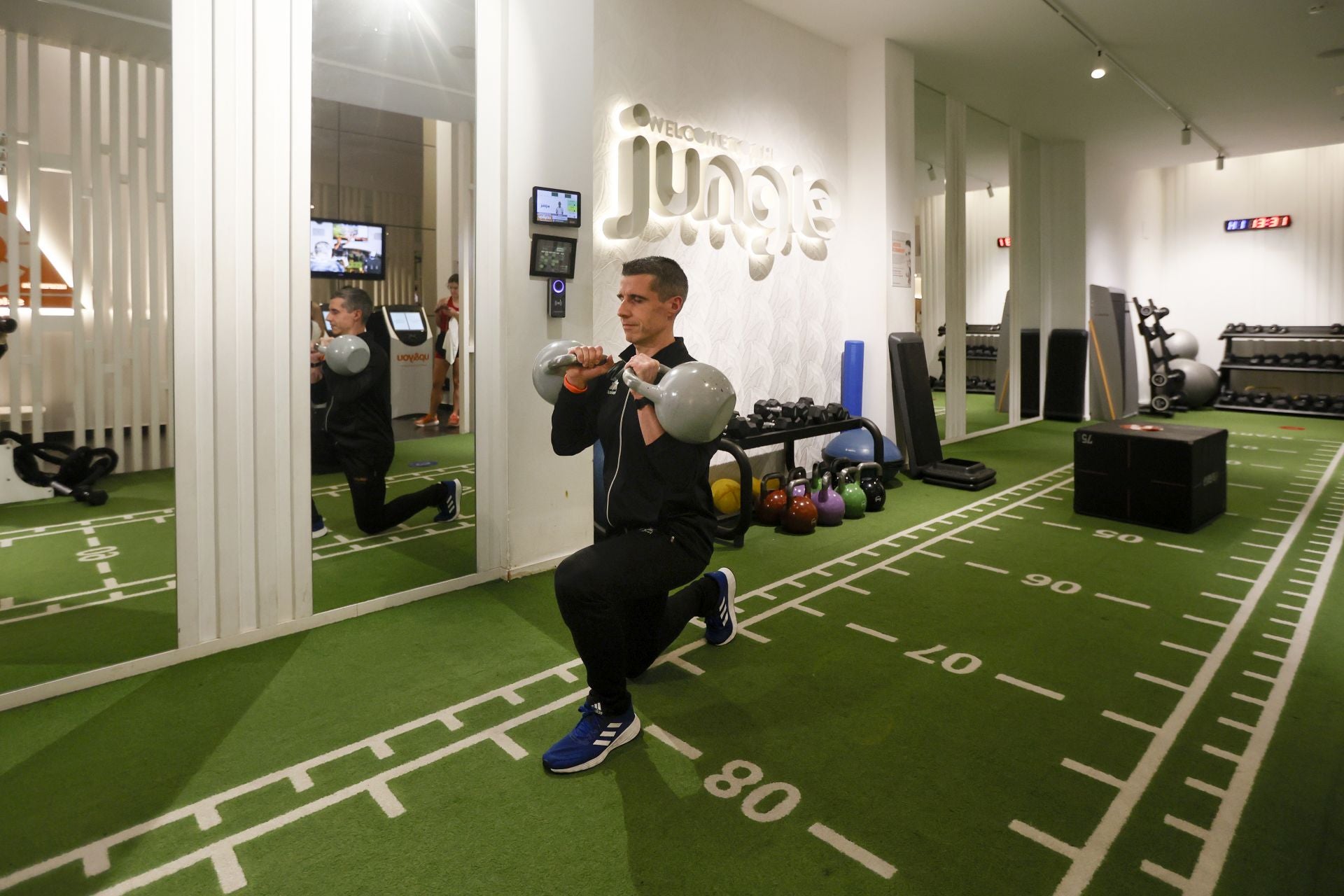 Eduardo Bollegui hace ejercicios en el gimnasio Up & You de Bilbao con pesas rusas.