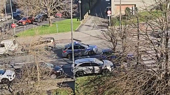 Veinte personas se enfrentan a la Policía para defender a un conductor en Otxarkoaga