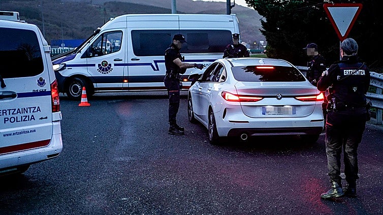 Dos detenidos en Vitoria tras robar en una empresa de Gipuzkoa, tener un accidente y darse a la fuga