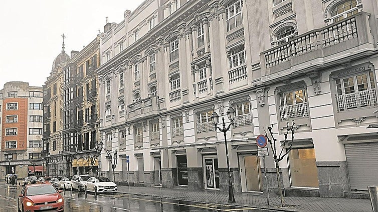 El antiguo cine Coliseo recupera su plena actividad al alquilar los bajos a un banco