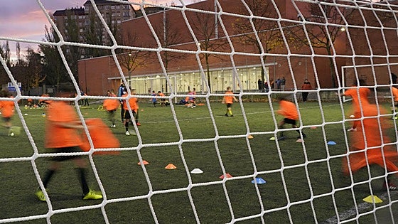 Suspenden un partido juvenil en Vitoria tras una doble agresión y una invasión de campo