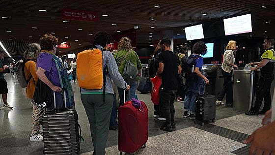 La nevada colapsa la A-1 y provoca retrasos y cancelaciones en la línea de autobús Bilbao-Madrid