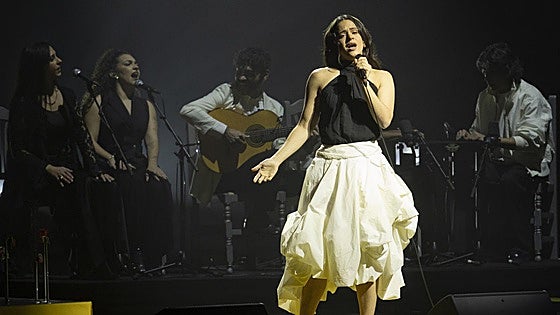 Rosalía actúa por sorpresa en un concierto benéfico por Palestina en Barcelona