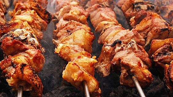 Prodigiosos pinchos de lechazo a la brasa