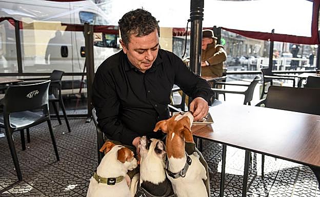 El cocinero agasaja con recortes de jamón a Konga, Miki y Petra, que pasea su amigo Borja Cano, y que olfatean el festín a millas de distancia.