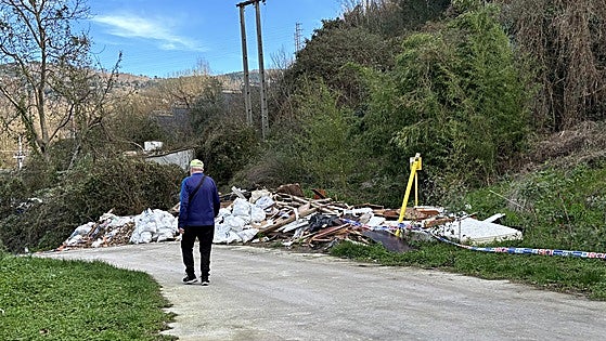 Coches que atajan por el bidegorri y un vertedero ilegal entre Bilbao y Basauri
