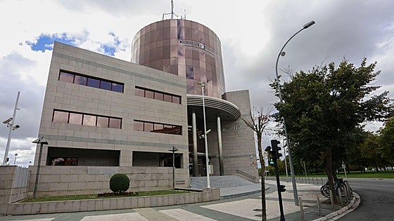 Estafadores contratan en redes transportistas ilegales para timar a empresas y comercios en Vitoria