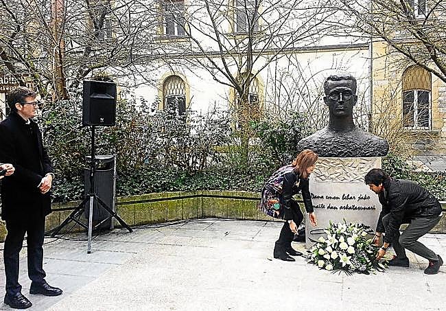 Ofrenda floral ante una escultura de Esteban Urkiaga 'Lauaxeta' en Vitoria.