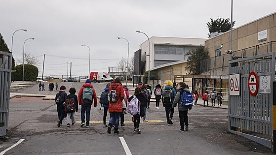 Familias de Ikasbidea denuncian que medio centenar de alumnos se quedará sin autobús el próximo curso