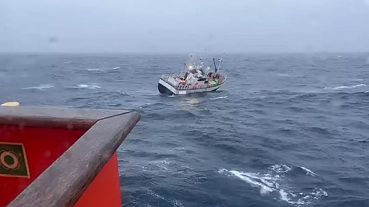 El pesquero 'Itoitz' se mantiene a la deriva en aguas gallegas por el fuerte temporal