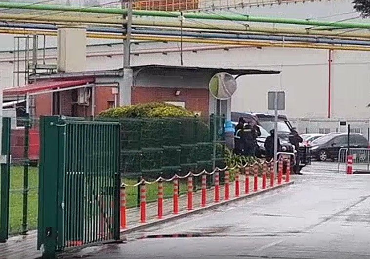 La Policía Nacional registra la planta de Sidenor en Basauri por la venta de acero a Israel
